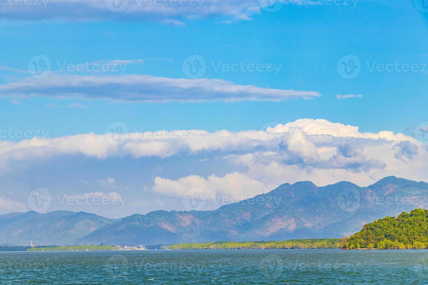îles paradisiaques tropicales koh phayam koh chang paysage ranong thailande. photo
