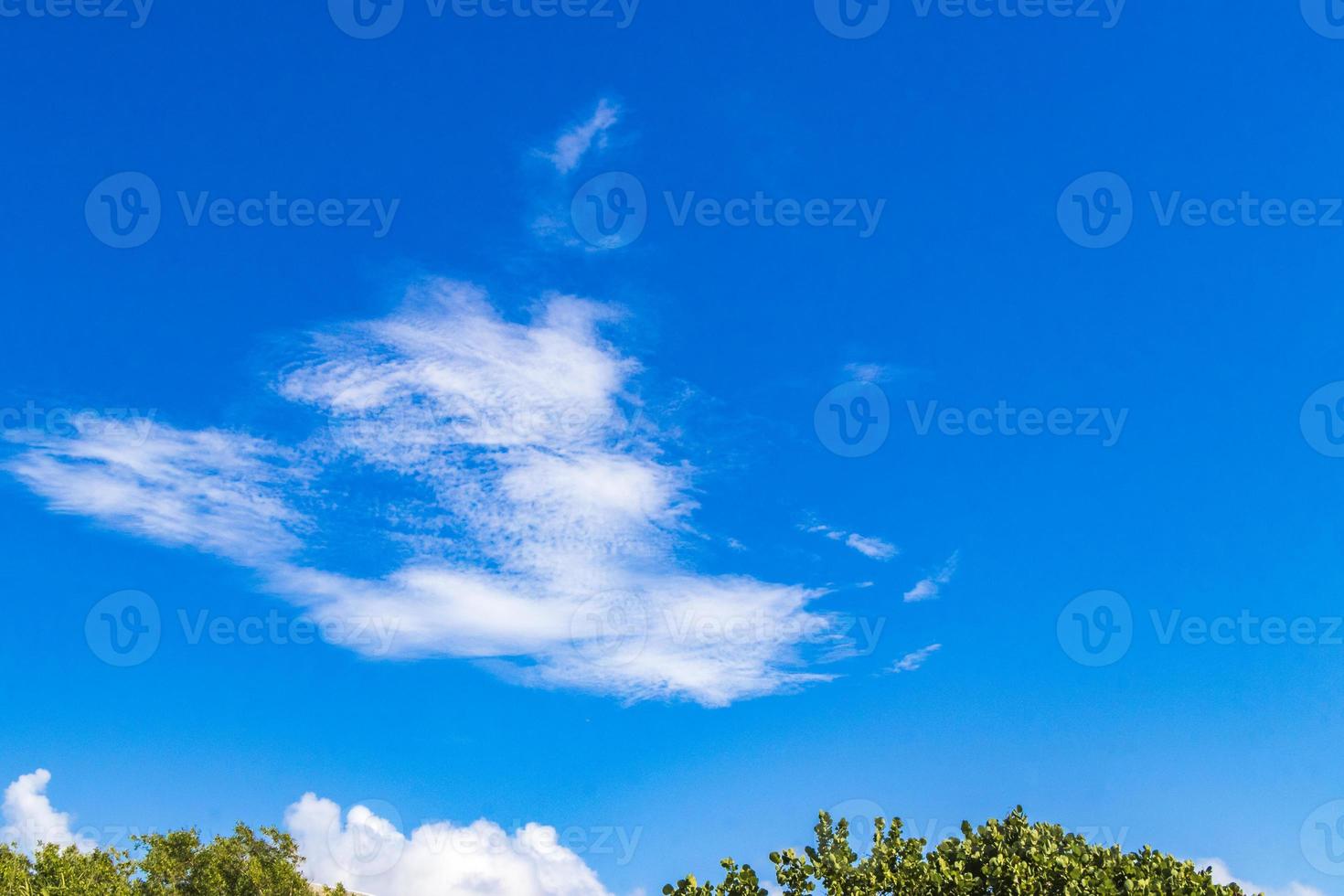 ciel bleu avec des nuages chimiques ciel chimique chemtrails journée ensoleillée. photo