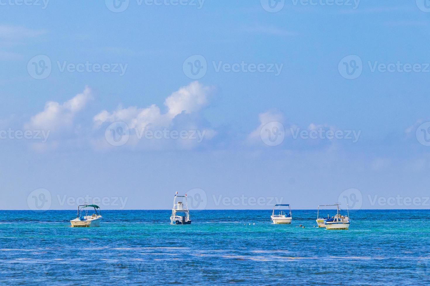 bateaux yachts à la plage tropicale mexicaine playa del carmen mexique. photo