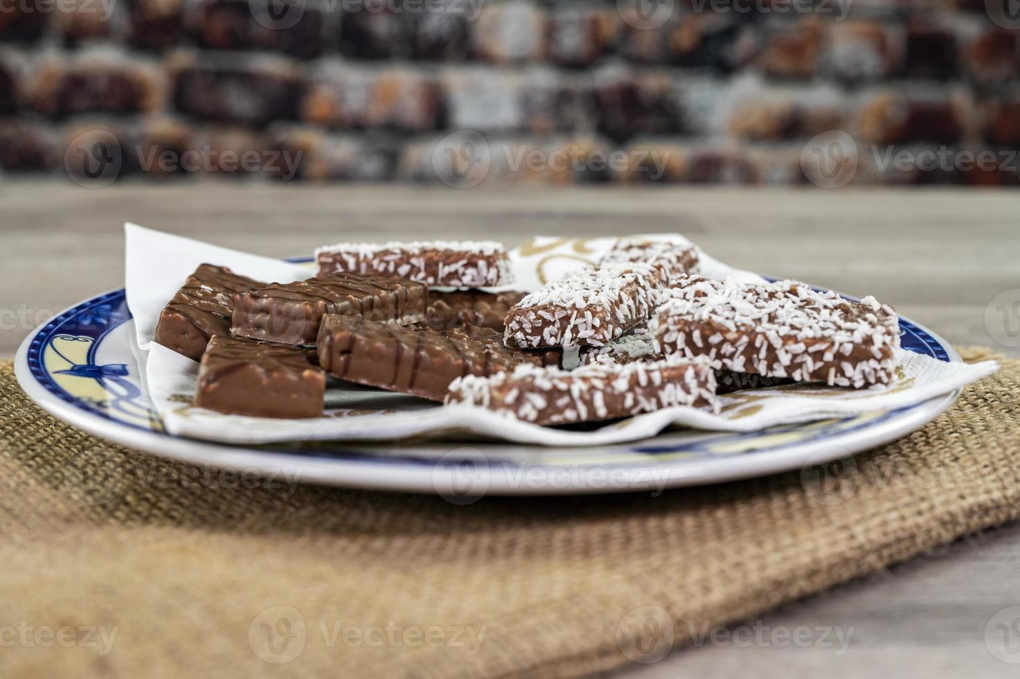 Assiette de cookies aux pépites de chocolat sur une nappe de jute photo