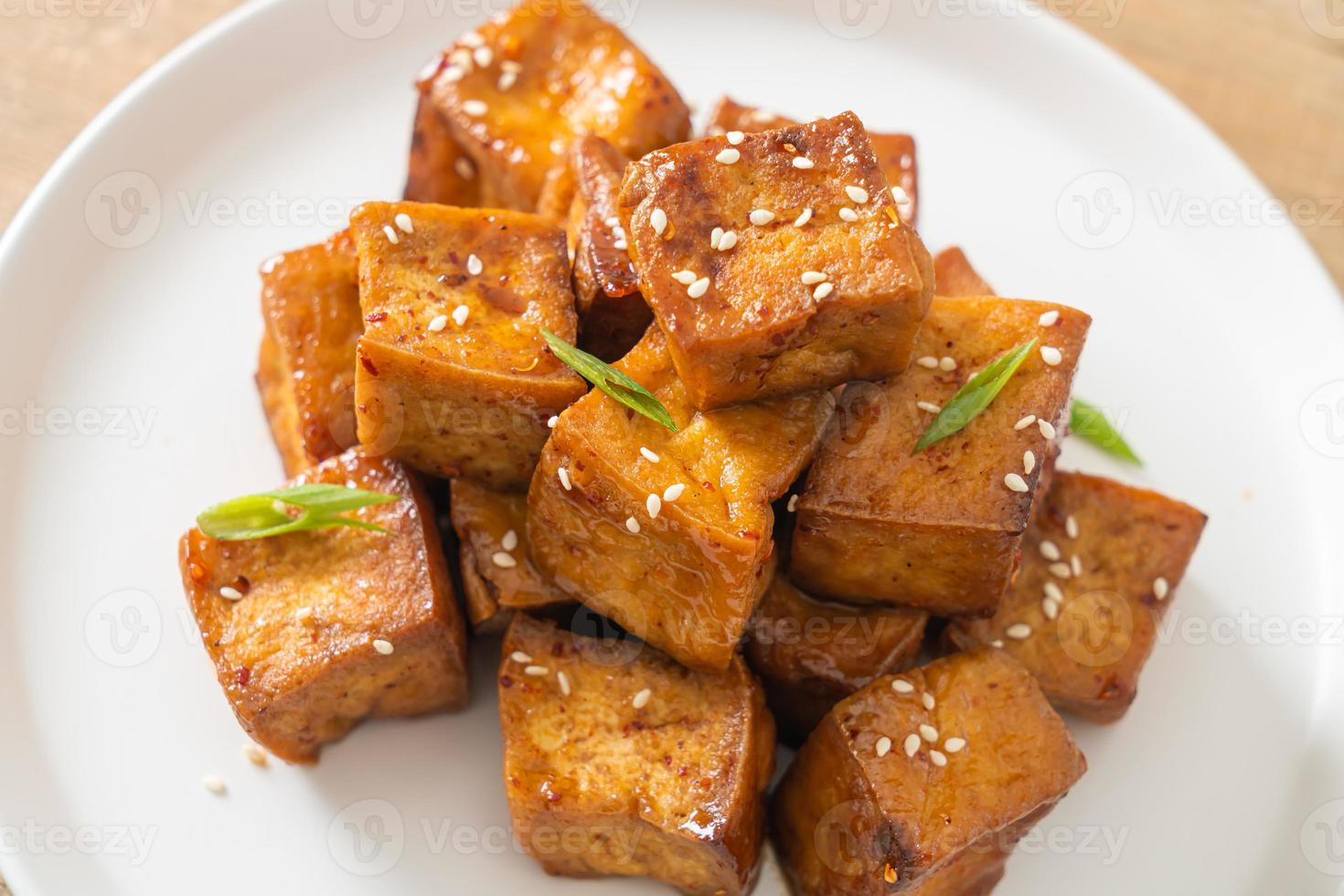 tofu frit au sésame blanc et sauce teriyaki photo