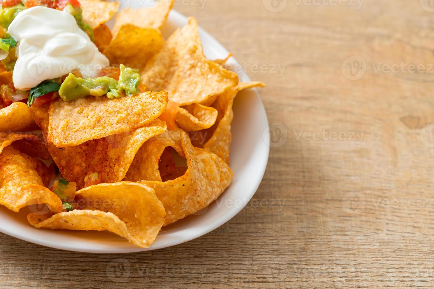 croustilles de tortillas nachos avec jalapeño, guacamole, salsa de tomates et trempette photo