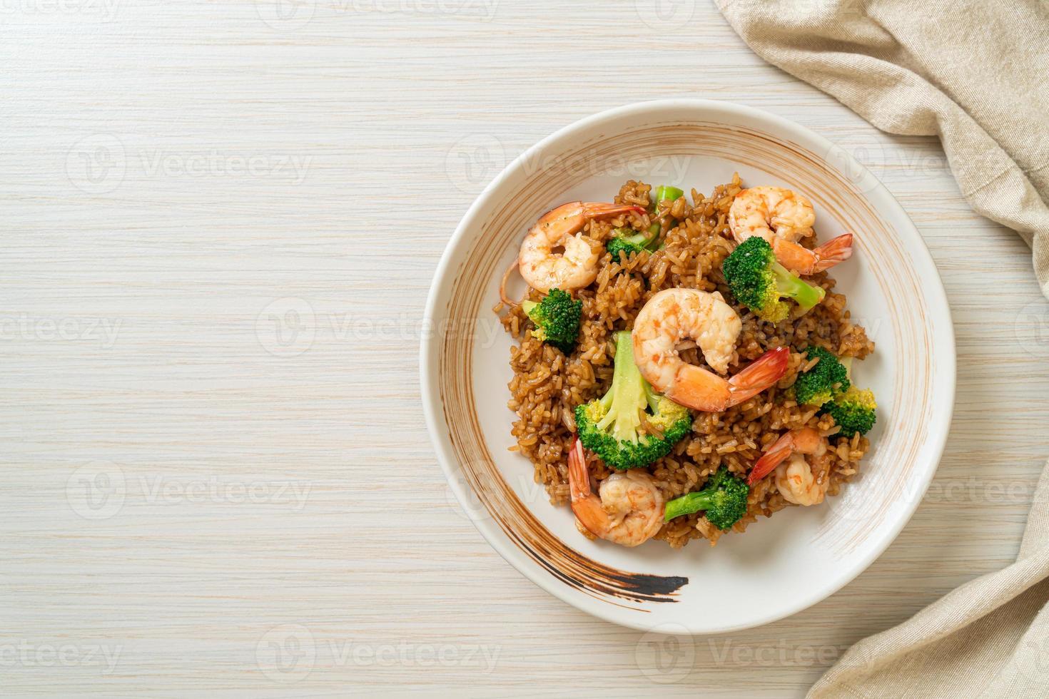 riz frit au brocoli et crevettes photo