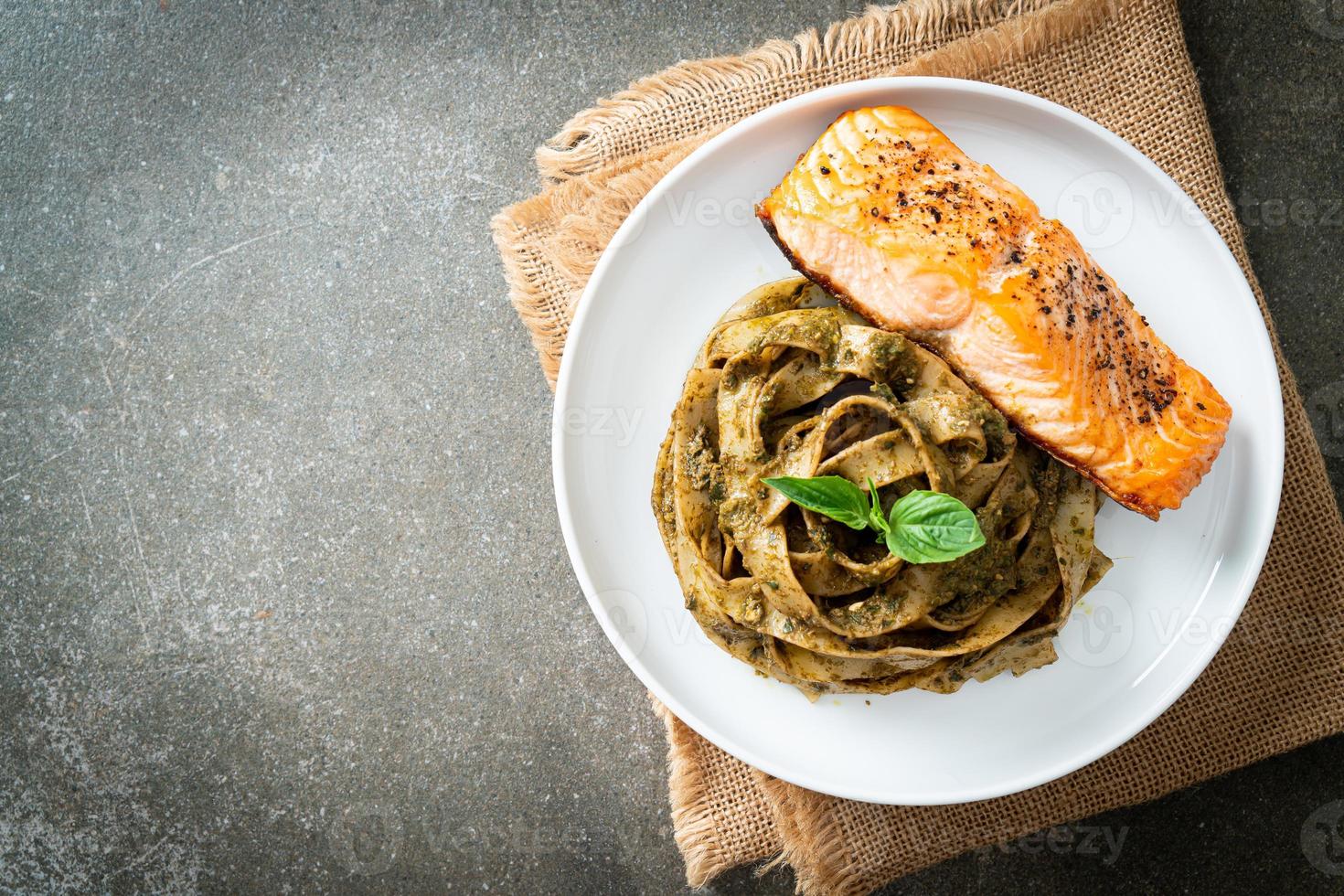 pâtes spaghetti au pesto fettucine avec filet de saumon grillé photo