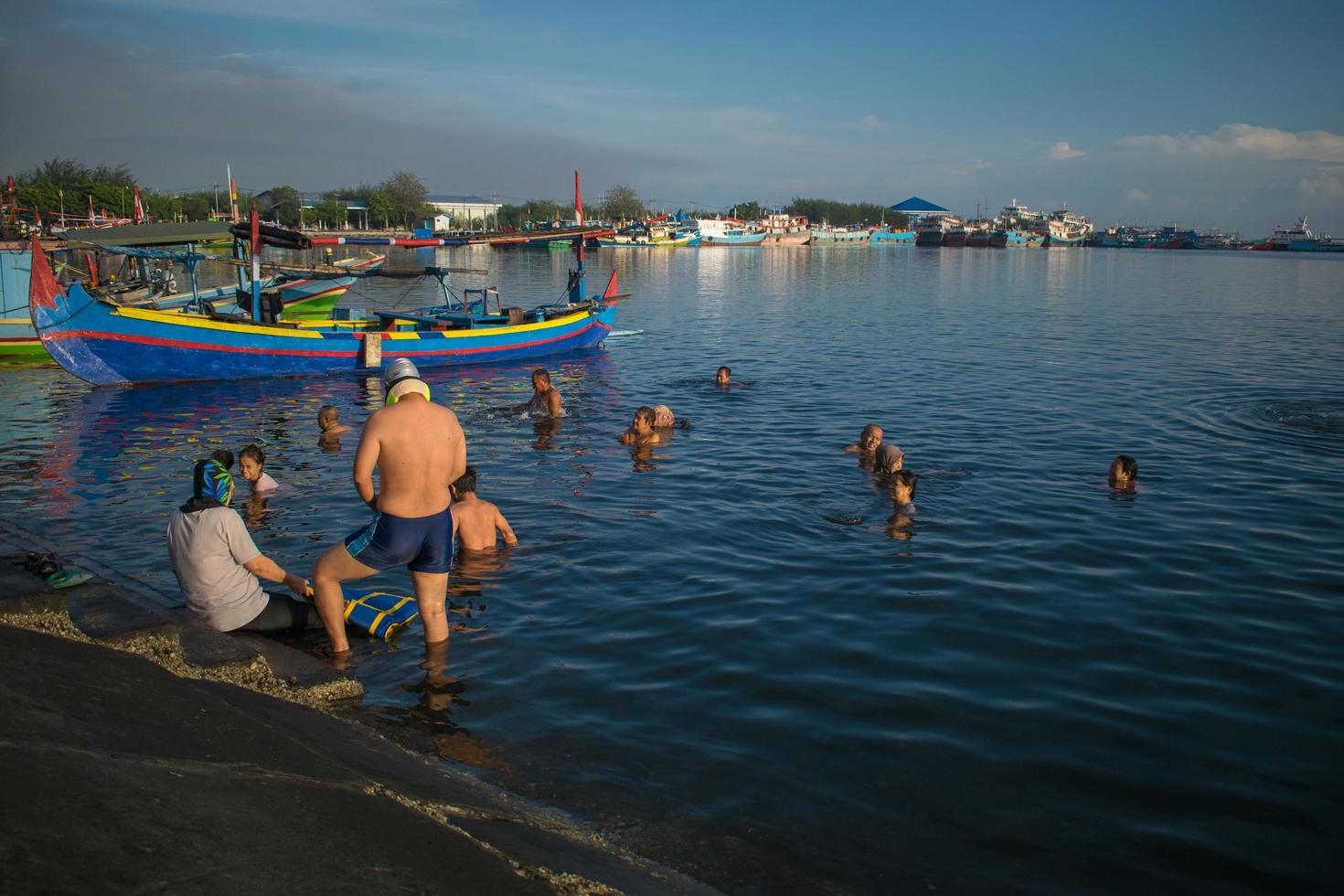 probolinggo mayang. mars 2020, les gens se baignent sur la plage qui, selon eux, peuvent guérir de nombreuses maladies photo