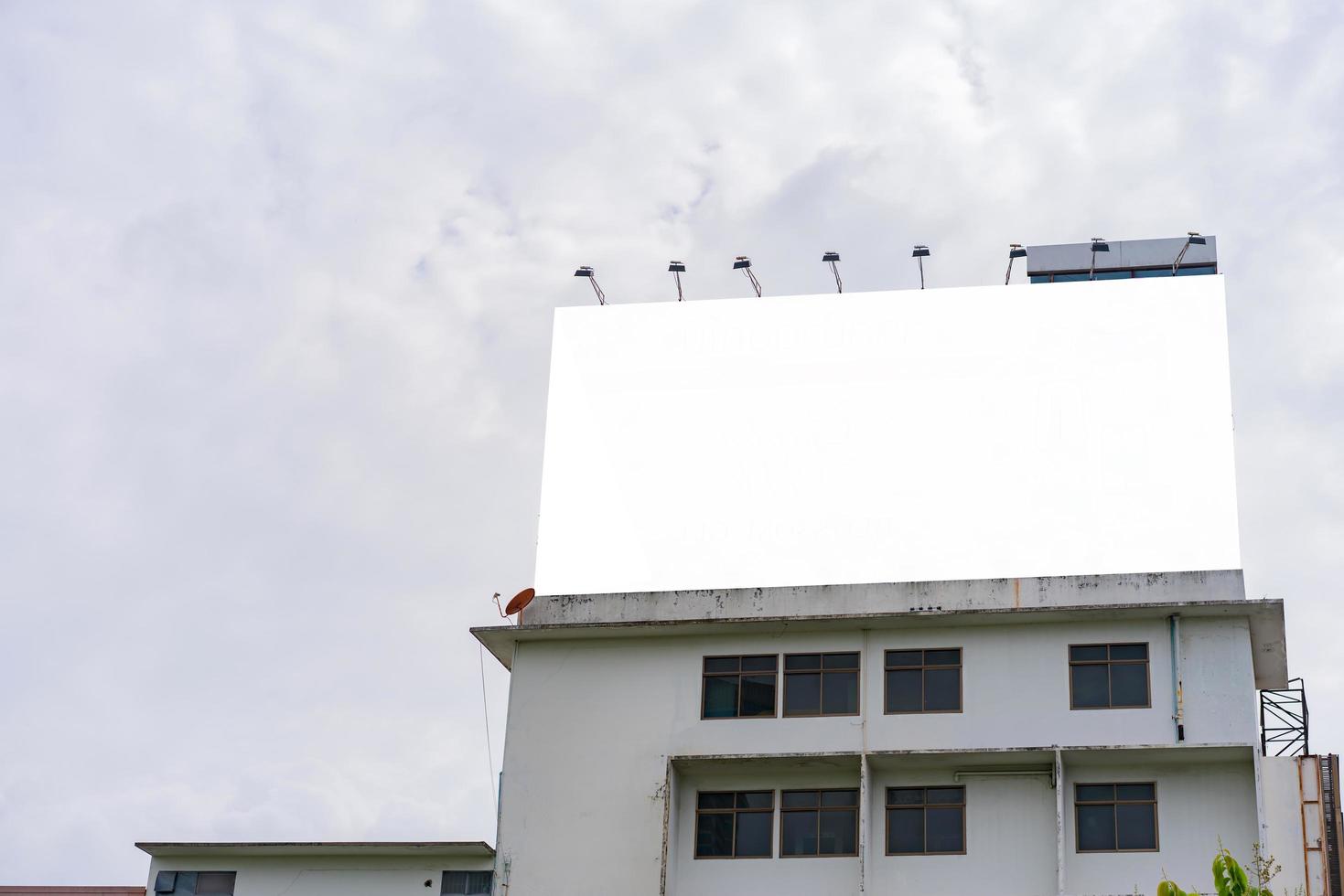 panneau d'affichage ou affiche publicitaire sur le bâtiment pour l'arrière-plan du concept de publicité photo