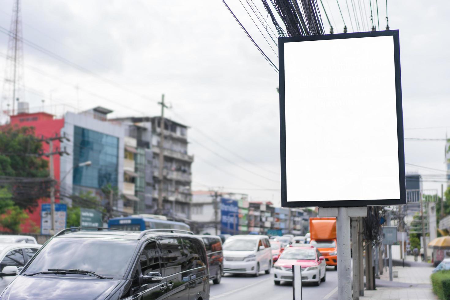 panneau d'affichage vierge sur route avec fond de vue sur la ville pour la publicité photo