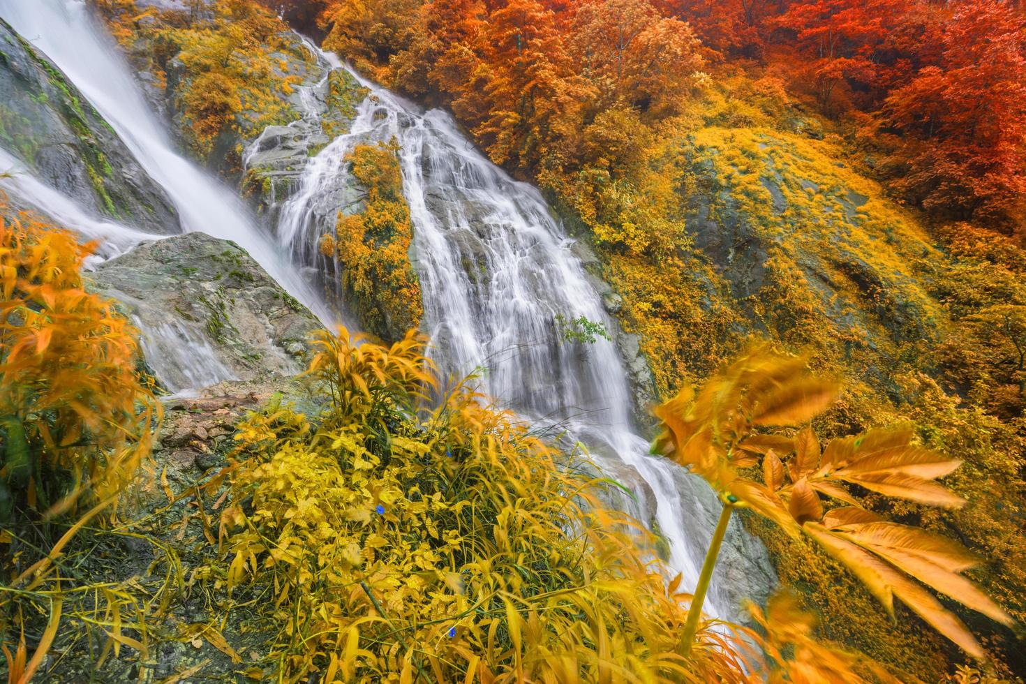 La cascade de pitugro est souvent appelée les cascades en forme de coeur umphang, thaïlande photo