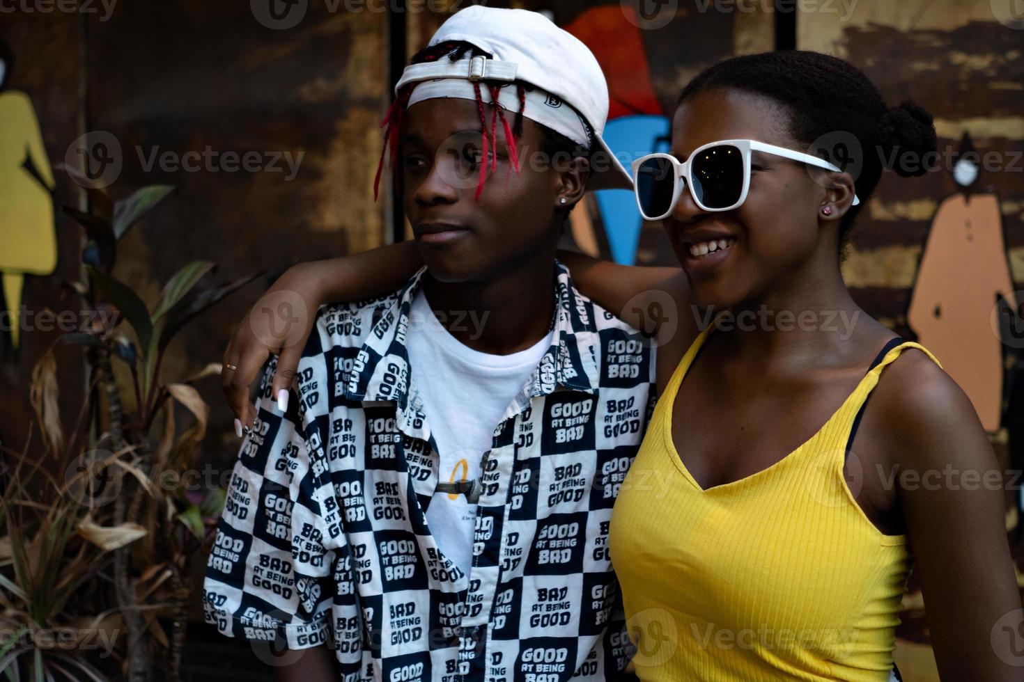 jeunes afro-américains positifs s'embrassant portant des vêtements à la mode. photo