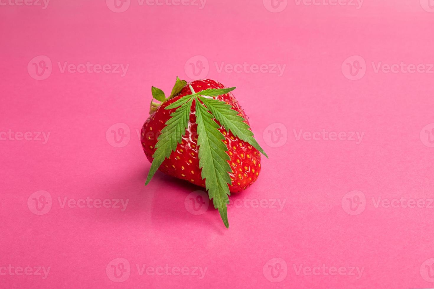 cannabis aromatisé à la fraise, baies sucrées et feuille de marijuana photo