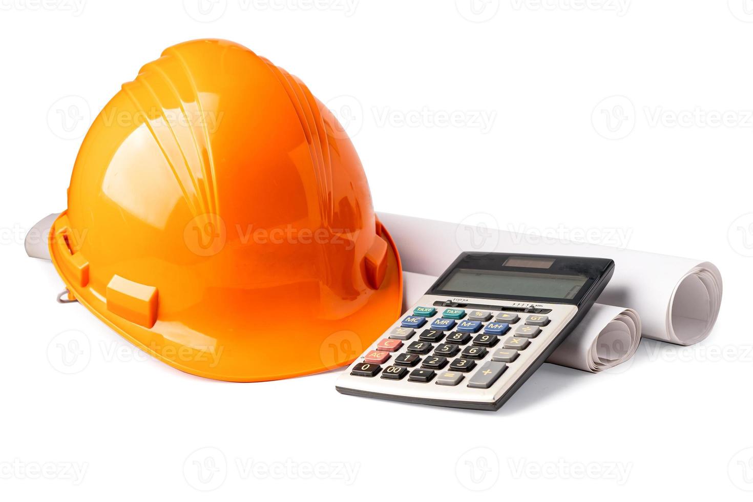 casque de construction orange isolé avec calculatrice sur fond blanc avec un tracé de détourage, concept d'ingénieur. photo