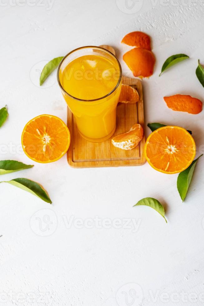 jus d'orange et fruits oranges frais sur un fond en bois blanc photo