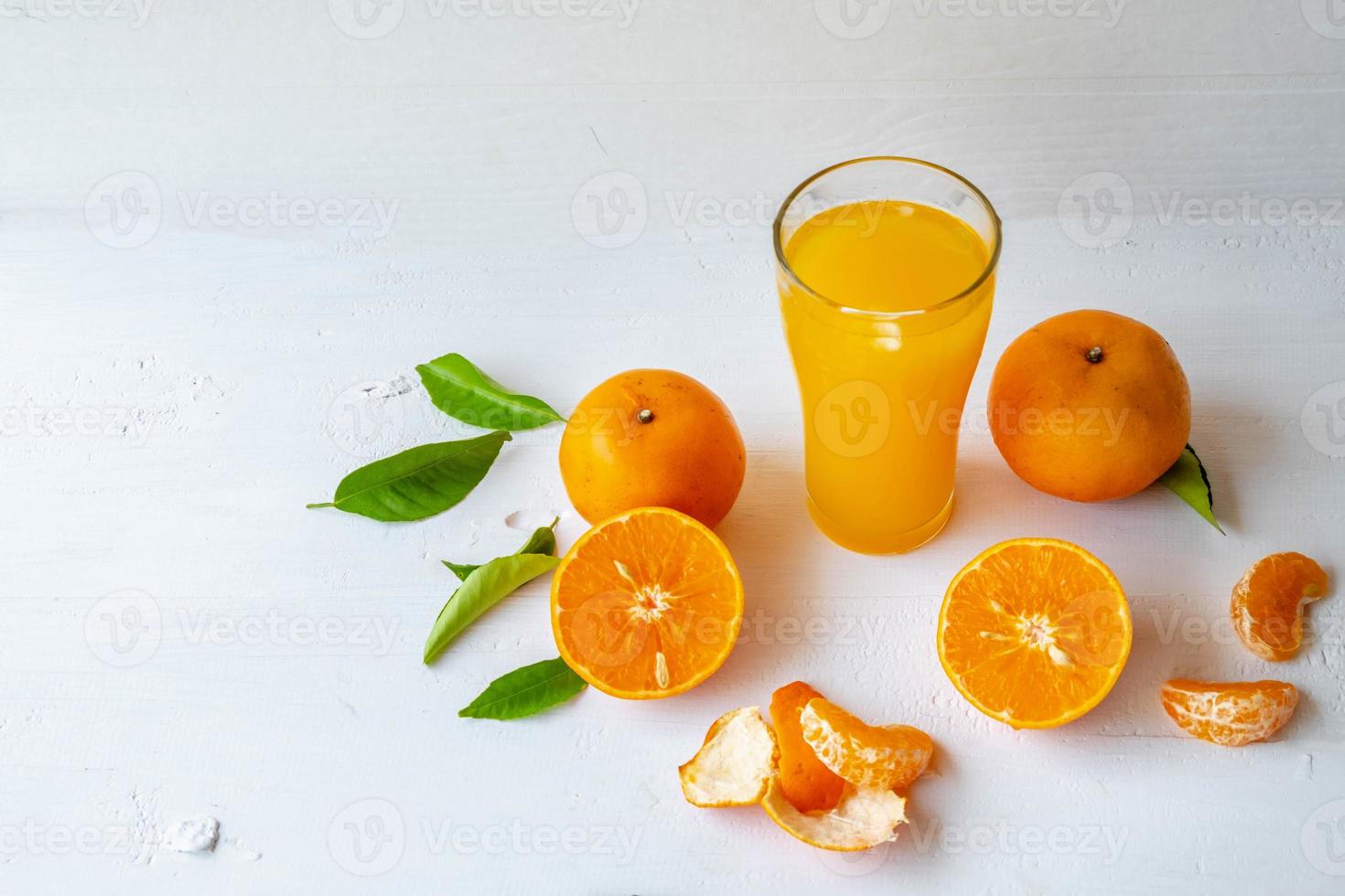 presse-agrumes et femme qui boit du jus d'orange maison fraîchement pressé  16252895 Photo de stock chez Vecteezy