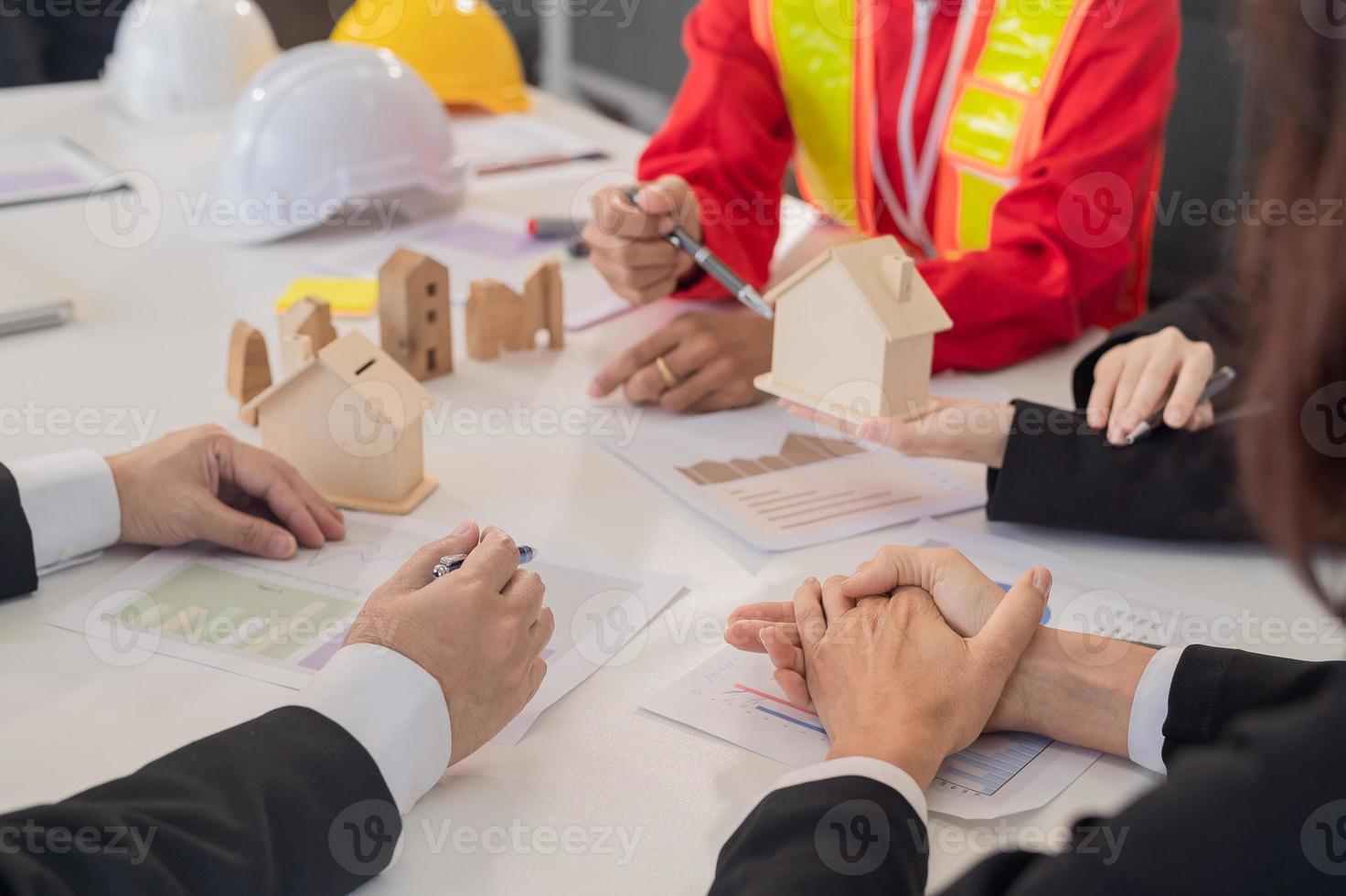 main en gros plan dans une réunion d'affaires de travail d'équipe pour un projet de construction, une réunion de construction, une réunion d'équipe, une réunion d'affaires, photo