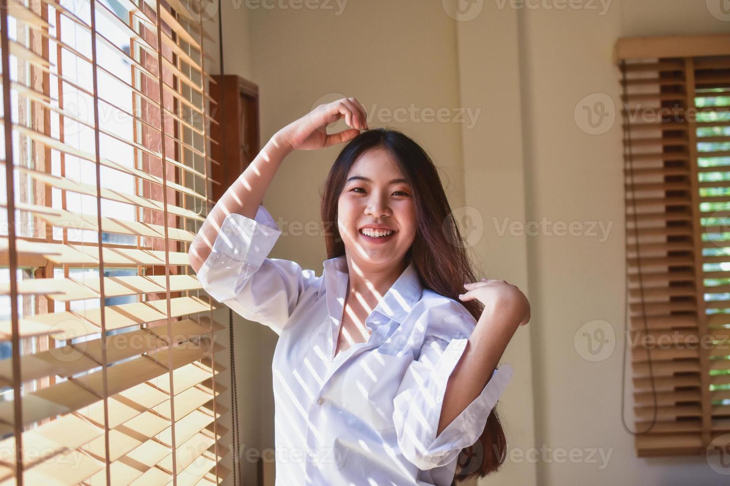 les femmes heureuses se lèvent le matin de la chambre photo