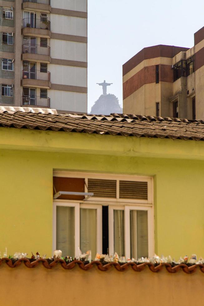 le christ rédempteur vu du quartier de botafogo à rio de janeiro au brésil. photo