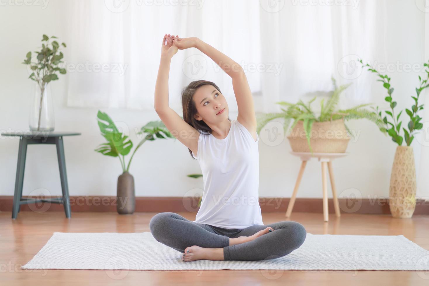 belle femme asiatique restant en forme en faisant de l'exercice à la maison pour un mode de vie tendance sain photo