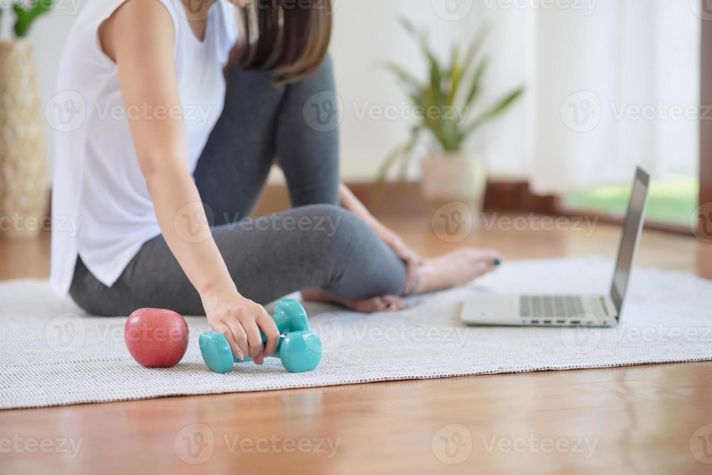 femme asiatique restant en forme en faisant de l'exercice à la maison pour un mode de vie tendance sain photo