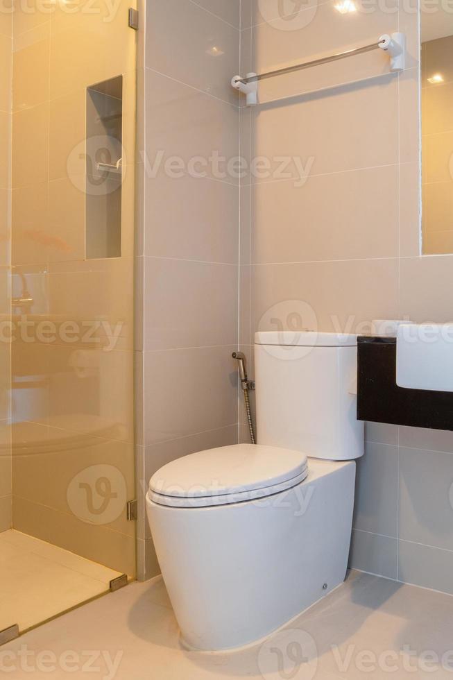 intérieur de la salle de bain à la maison au design moderne avec douche et toilettes photo