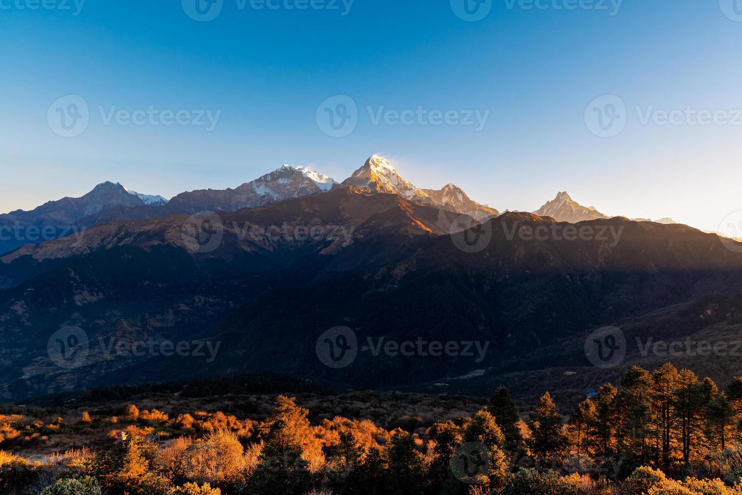 vue sur la nature de la chaîne de montagnes himalayenne au point de vue de poon hill, népal. photo