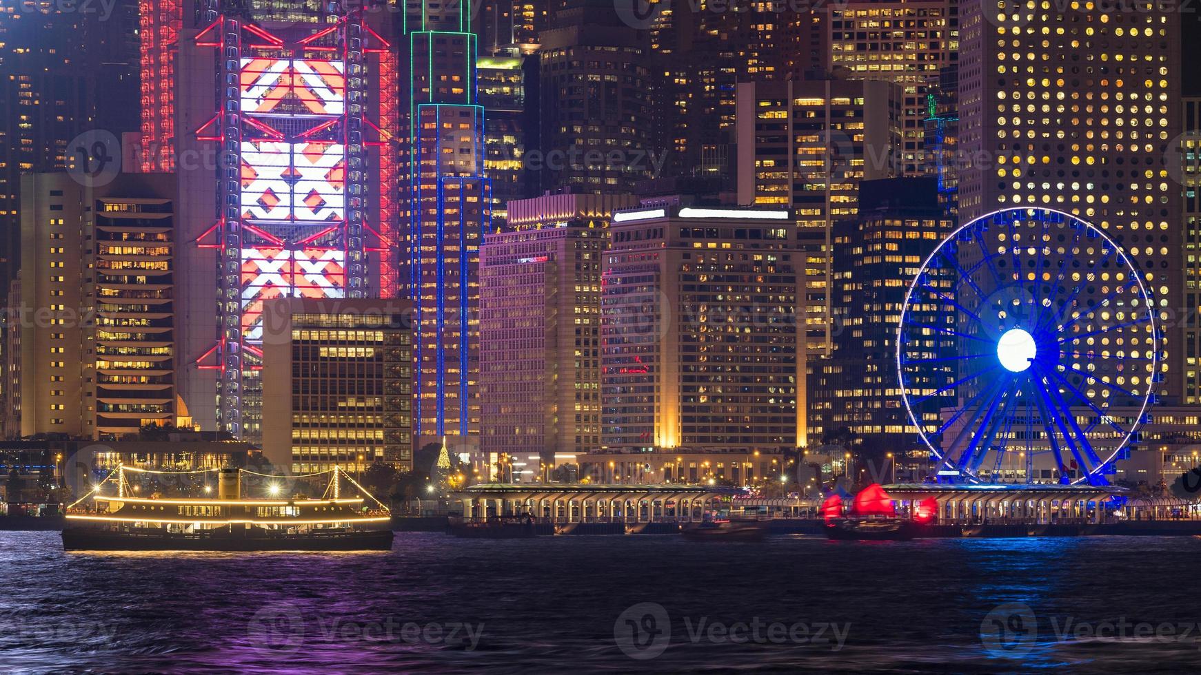 Grand bateau de tourisme de luxe pour le service touristique dans le port de victoria la nuit vue du côté de kowloon à hong kong. photo