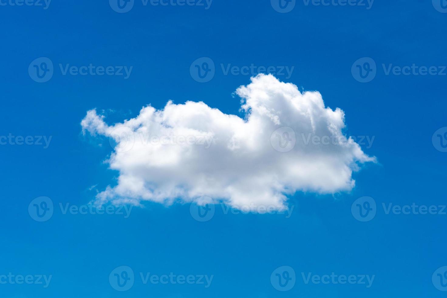 seul nuage blanc nature sur fond de ciel bleu dans la journée photo