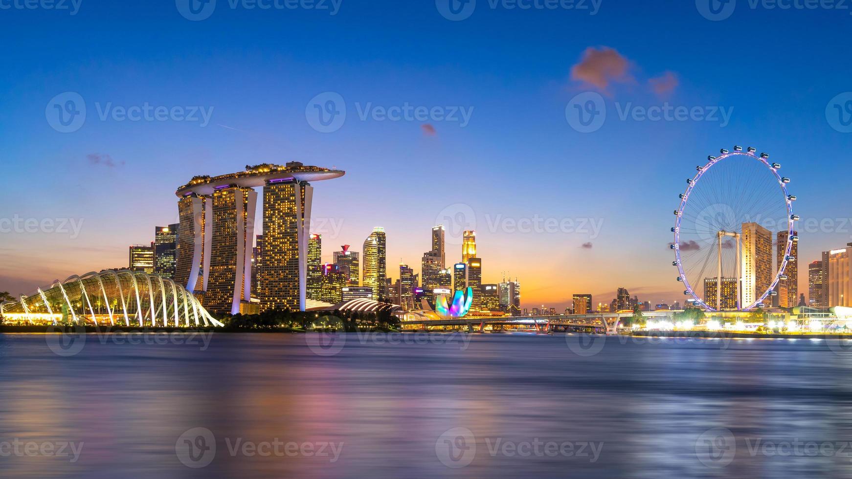 vue panoramique sur le quartier des affaires du centre-ville au crépuscule à singapour. photo