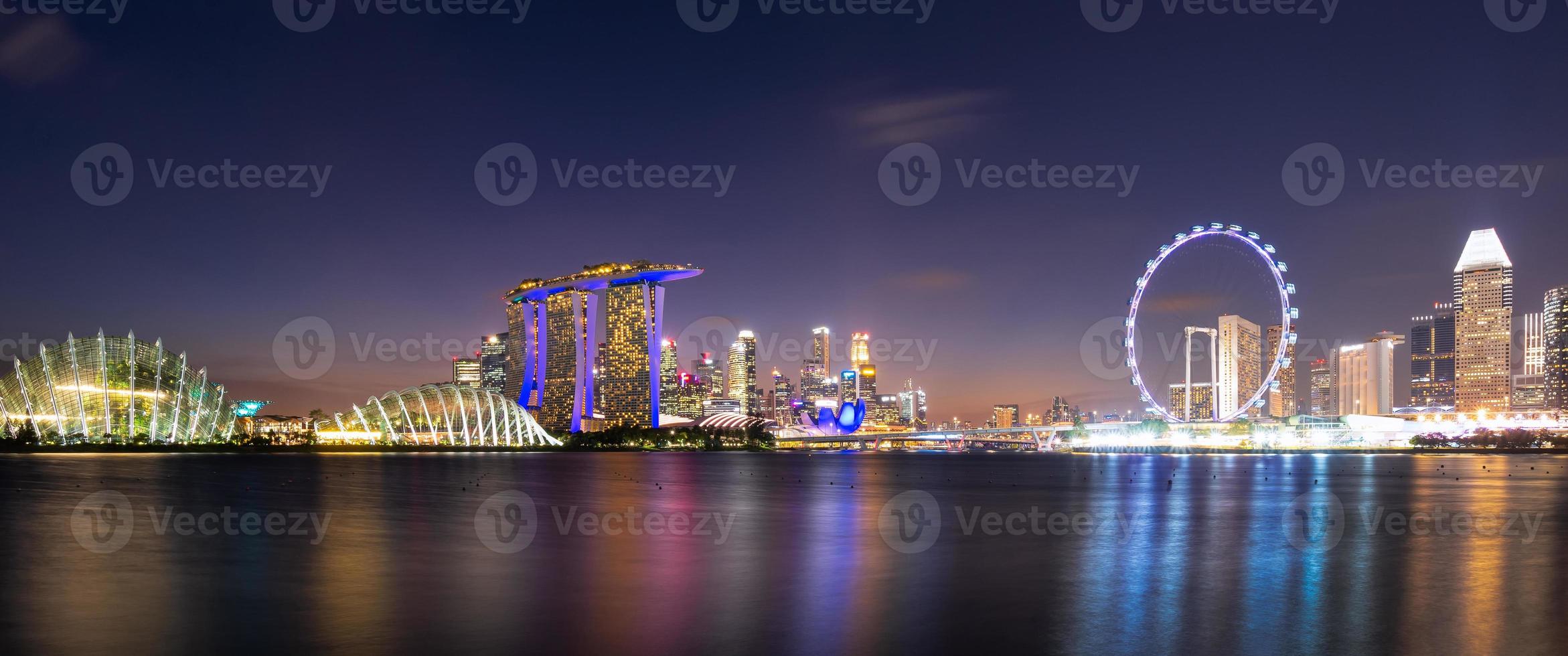 vue panoramique sur la zone des bâtiments commerciaux du centre-ville la nuit à singapour.singapour est une ville touristique de renommée mondiale. photo