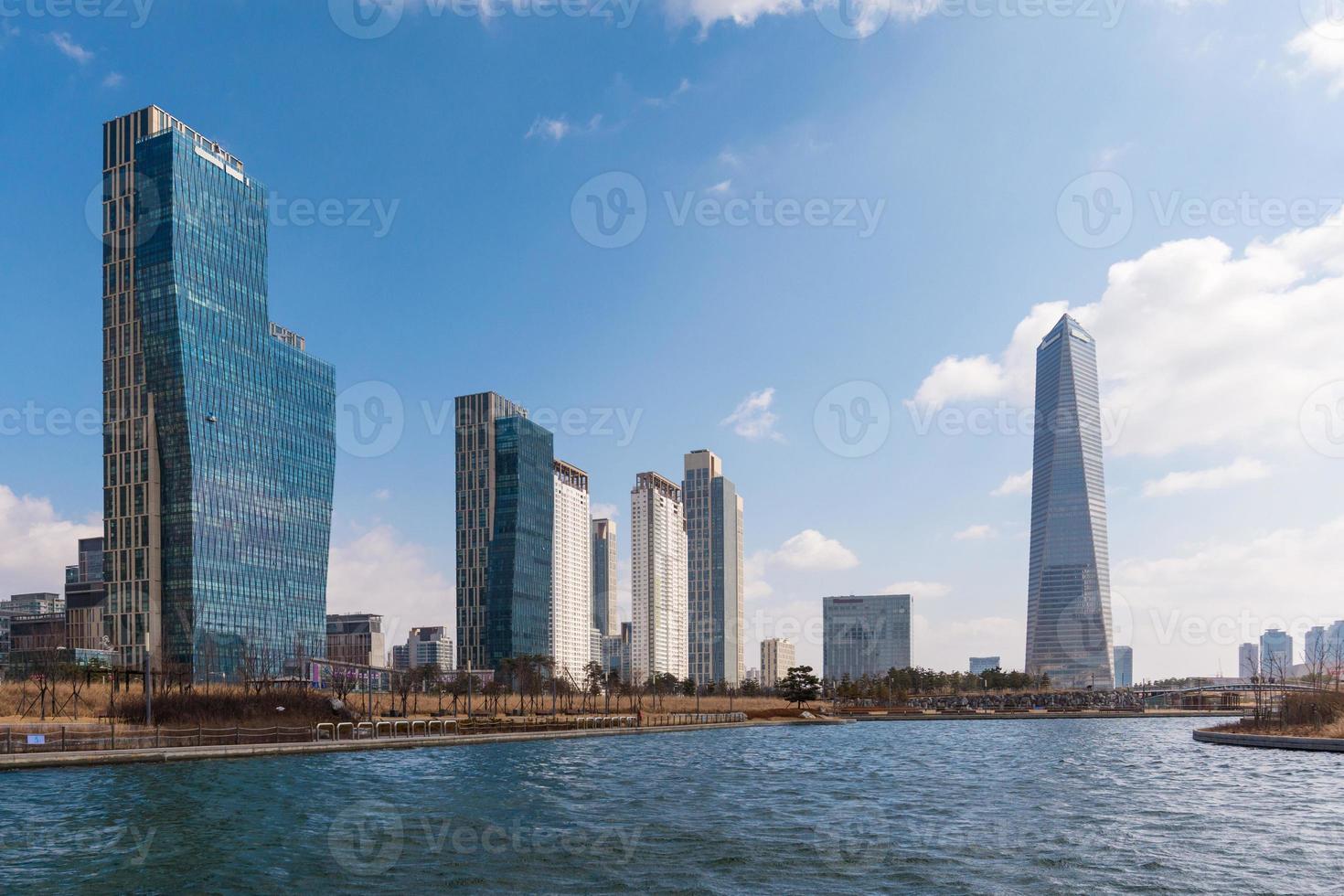 vue sur le paysage urbain d'un immeuble de bureaux et d'affaires moderne dans une ville intelligente en corée. photo