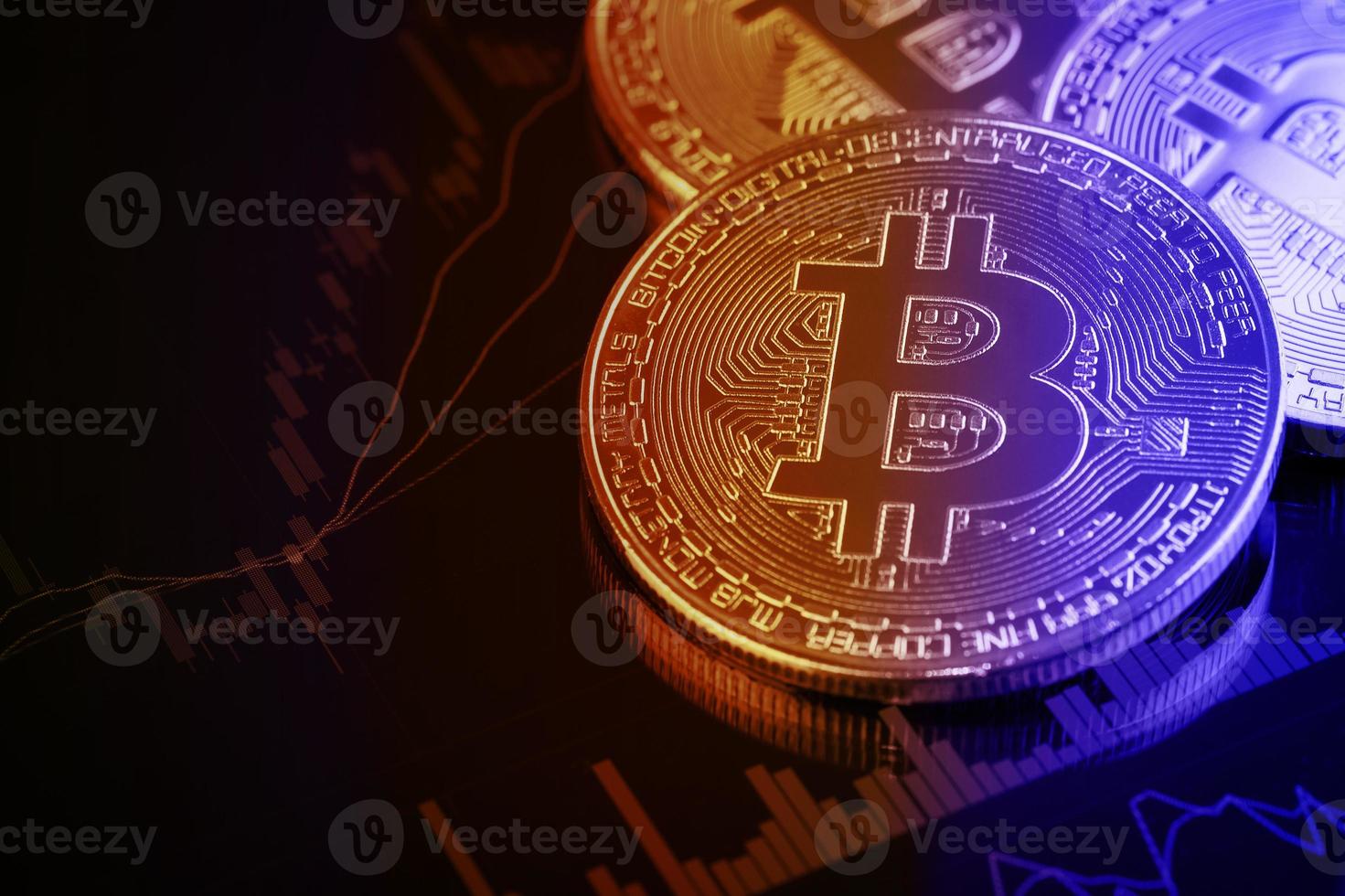 bitcoins sur le graphique de déplacement de l'argent d'investissement en arrière-plan.conception conceptuelle pour la technologie de la crypto-monnaie et de la blockchain. photo