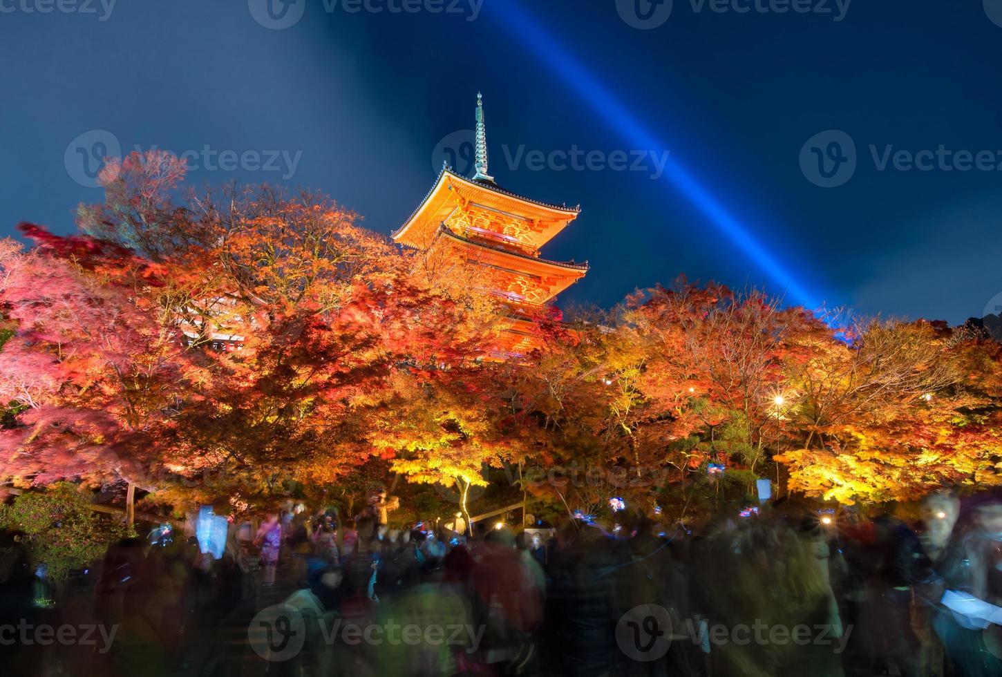 belle nature automne colorée avec spectacle de lumière au temple kiyomizu dera à kyoto, japon.kiyomizu-dera est l'un des temples les plus célèbres du japon et également des sites du patrimoine mondial de l'unesco. photo