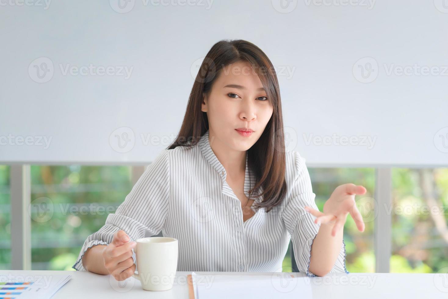 l'employé d'entreprise apprécie et est heureux de travailler au bureau de l'entreprise avec une attitude positive. photo