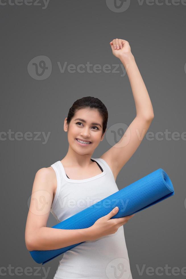 femme asiatique en bonne santé prête à faire de l'exercice au gymnase de sport, fille faisant du sport indoor.photo design pour femme sportive de remise en forme et concept de soins de santé. photo