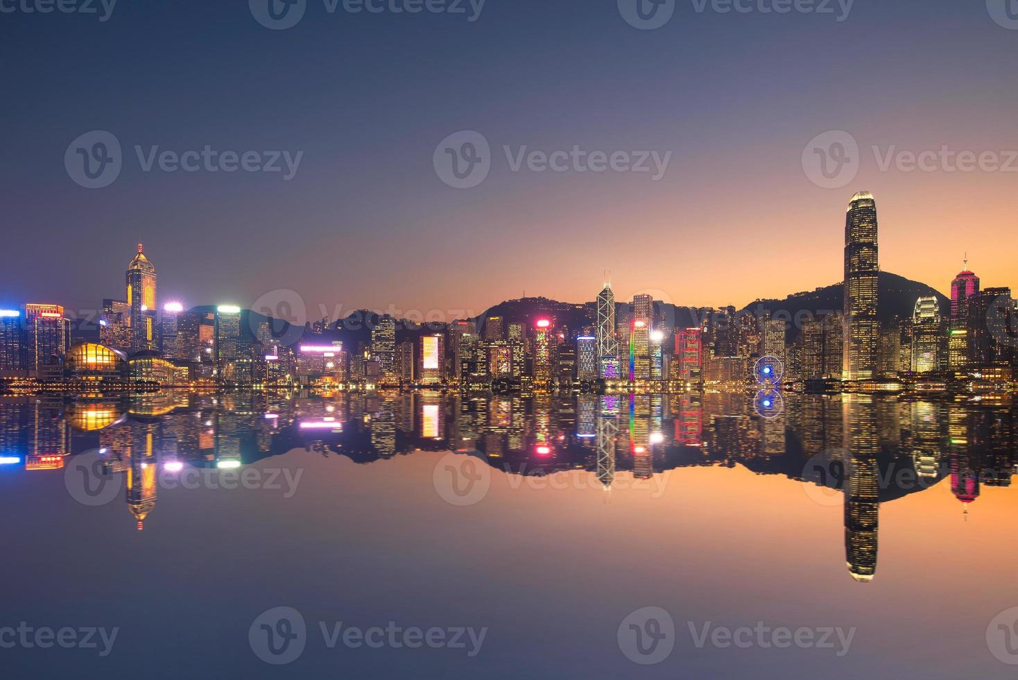 Vue sur le paysage urbain du centre-ville de hong kong pendant le coucher du soleil du côté de kowloon à hong kong. photo