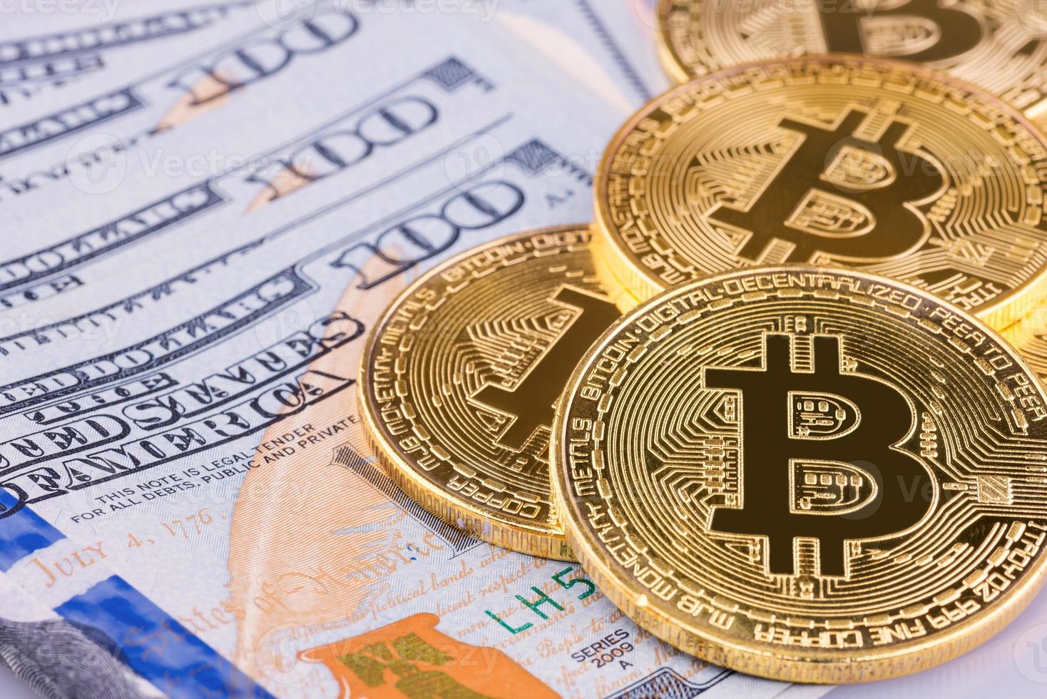bitcoin mettant sur fond de banque en dollars américains.conception conceptuelle pour la technologie de la crypto-monnaie et de l'investissement d'argent. photo
