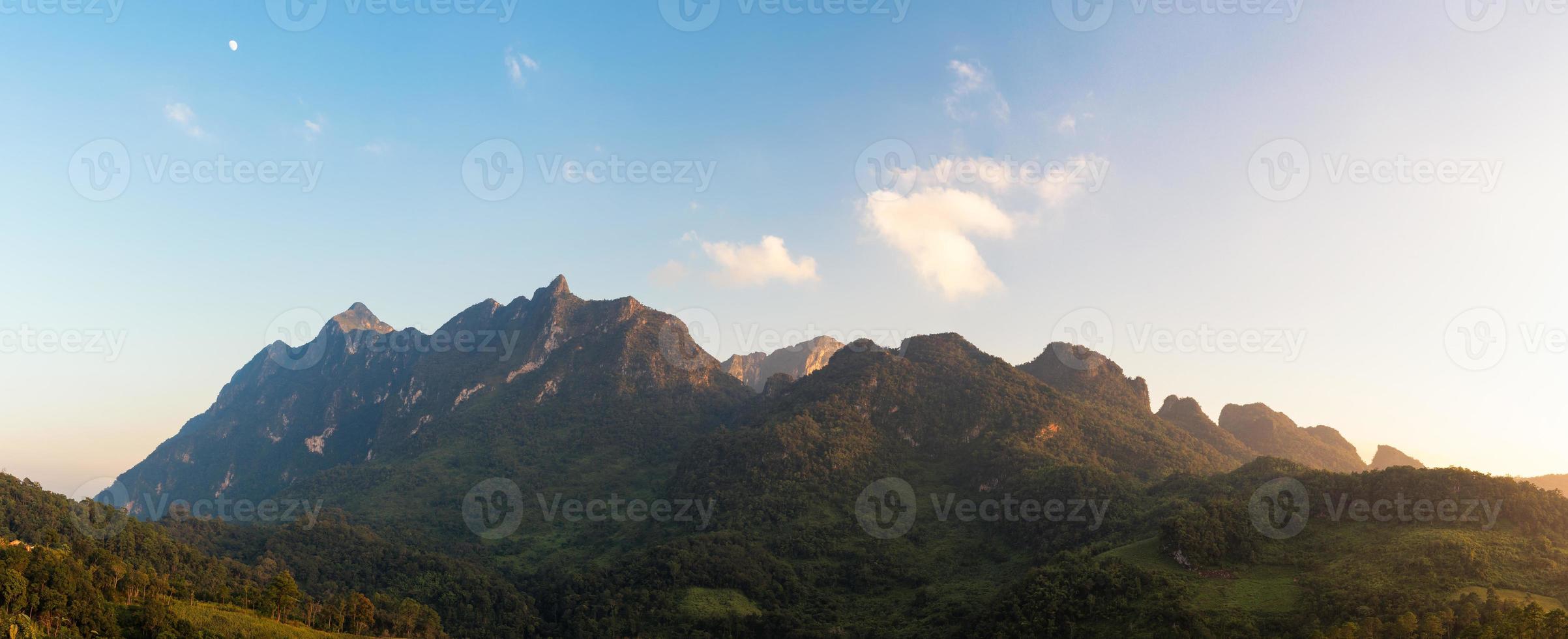 vue panoramique sur la montagne doi luang chiang dao pendant le coucher du soleil, la célèbre montagne à visiter à chiang mai, en thaïlande. photo