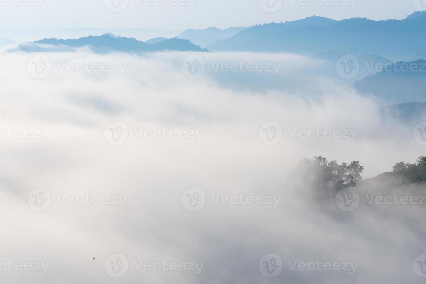 vue sur la brume incroyable se déplaçant sur les montagnes naturelles pendant le lever du soleil dans la région des montagnes en thaïlande. photo