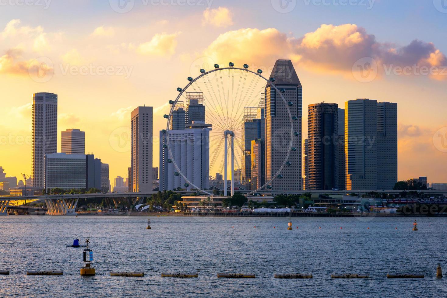 vue sur le paysage urbain de la zone de construction du centre-ville d'affaires pendant l'heure du coucher du soleil à singapour. photo