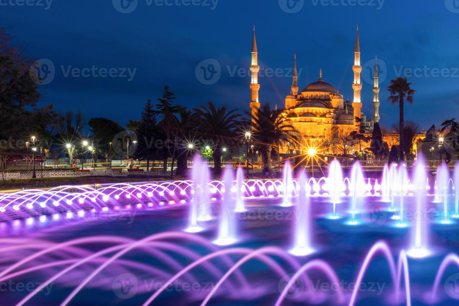la mosquée bleue de la place sultanahmet le soir, istanbul, turquie. La mosquée bleue est la plus grande mosquée d'Istanbul. photo
