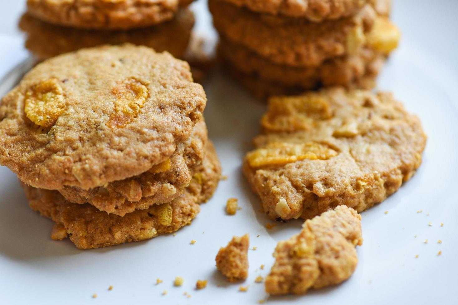 Cookies aux pépites de chocolat sur fond de table de plaque, gros plan de cornflakes à biscuits photo