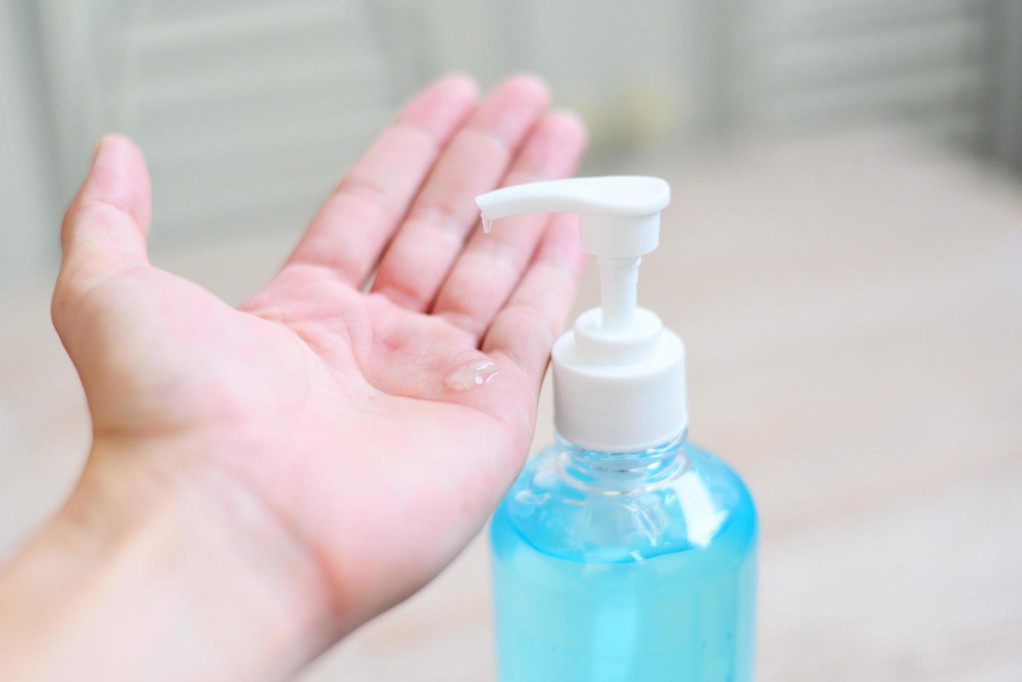 les femmes se lavent les mains avec du gel d'alcool ou un désinfectant au savon antibactérien - les personnes utilisant une bouteille de savon désinfectant antibactérien frottent le gel pour les mains propre hygiène prévention du concept de coronavirus covid-19 photo