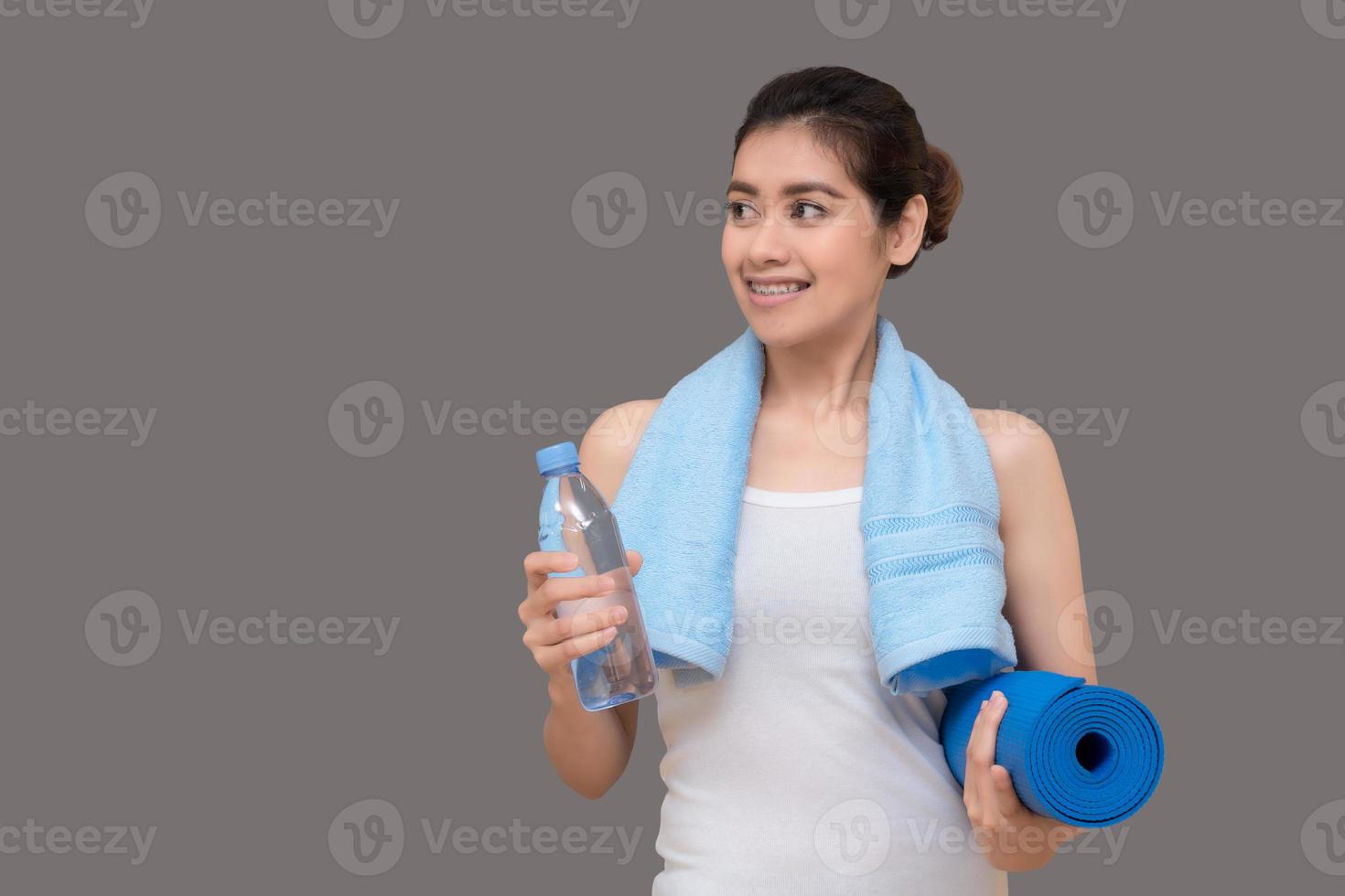 femme en bonne santé prête à faire de l'exercice à la salle de sport, fille faisant du sport indoor.photo design pour fitness femme sportive et concept de soins de santé. photo