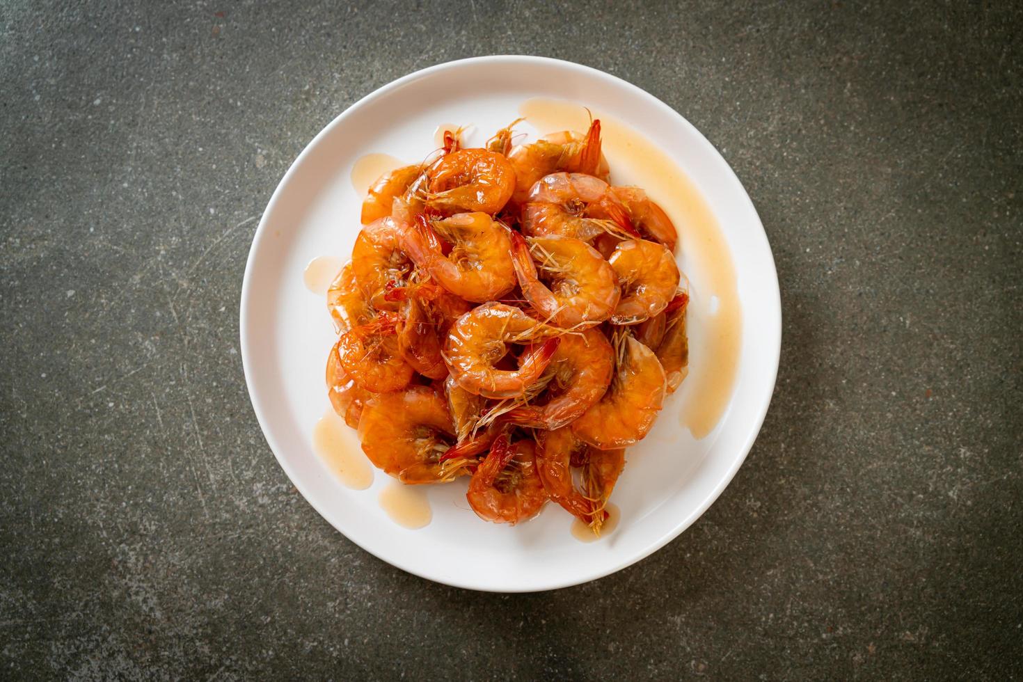 les crevettes douces sont un plat thaï qui cuisine avec de la sauce de poisson et du sucre photo