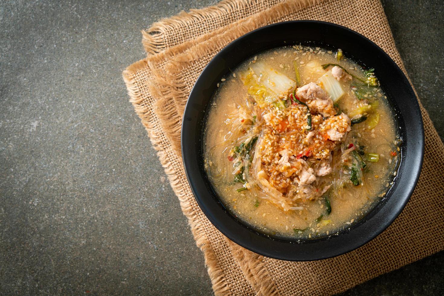 soupe sukiyaki au porc à la thaï photo