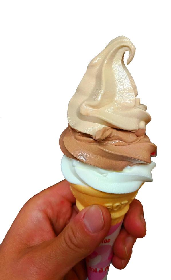 motif de dessert glacé à la vanille et au chocolat de crème glacée dans un cône de gaufre tenant sur du blanc. photo