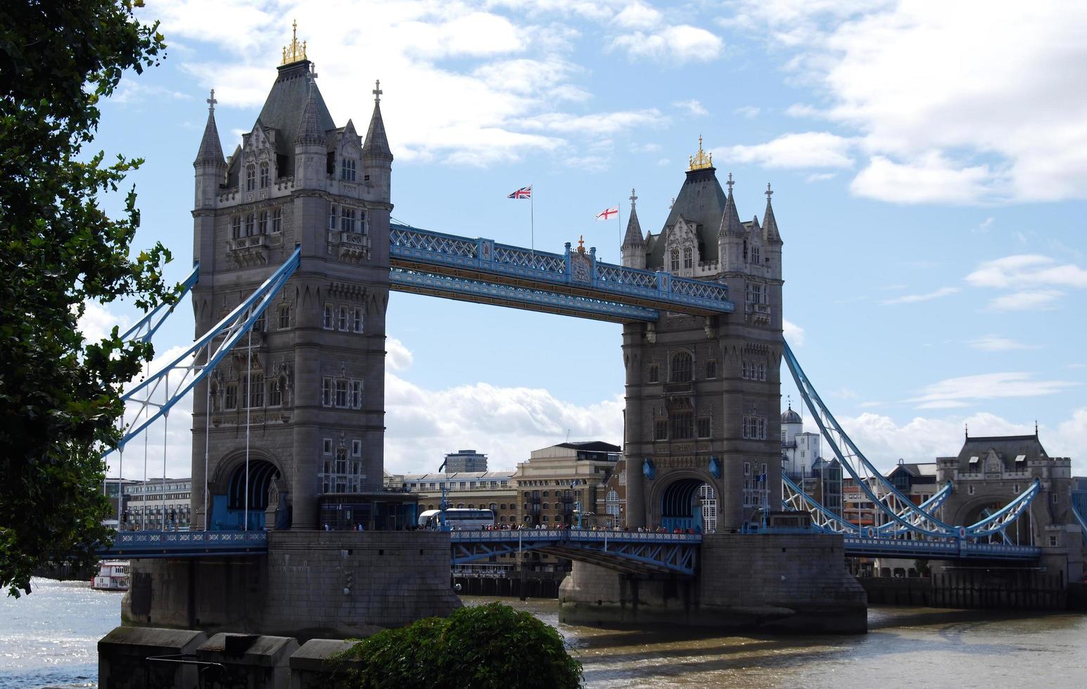 vue sur le Tower Bridge sur la Tamise à Londres. angleterre, royaume-uni photo