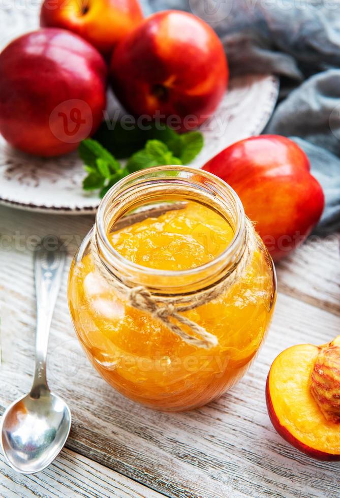 confiture de nectarine sur table photo