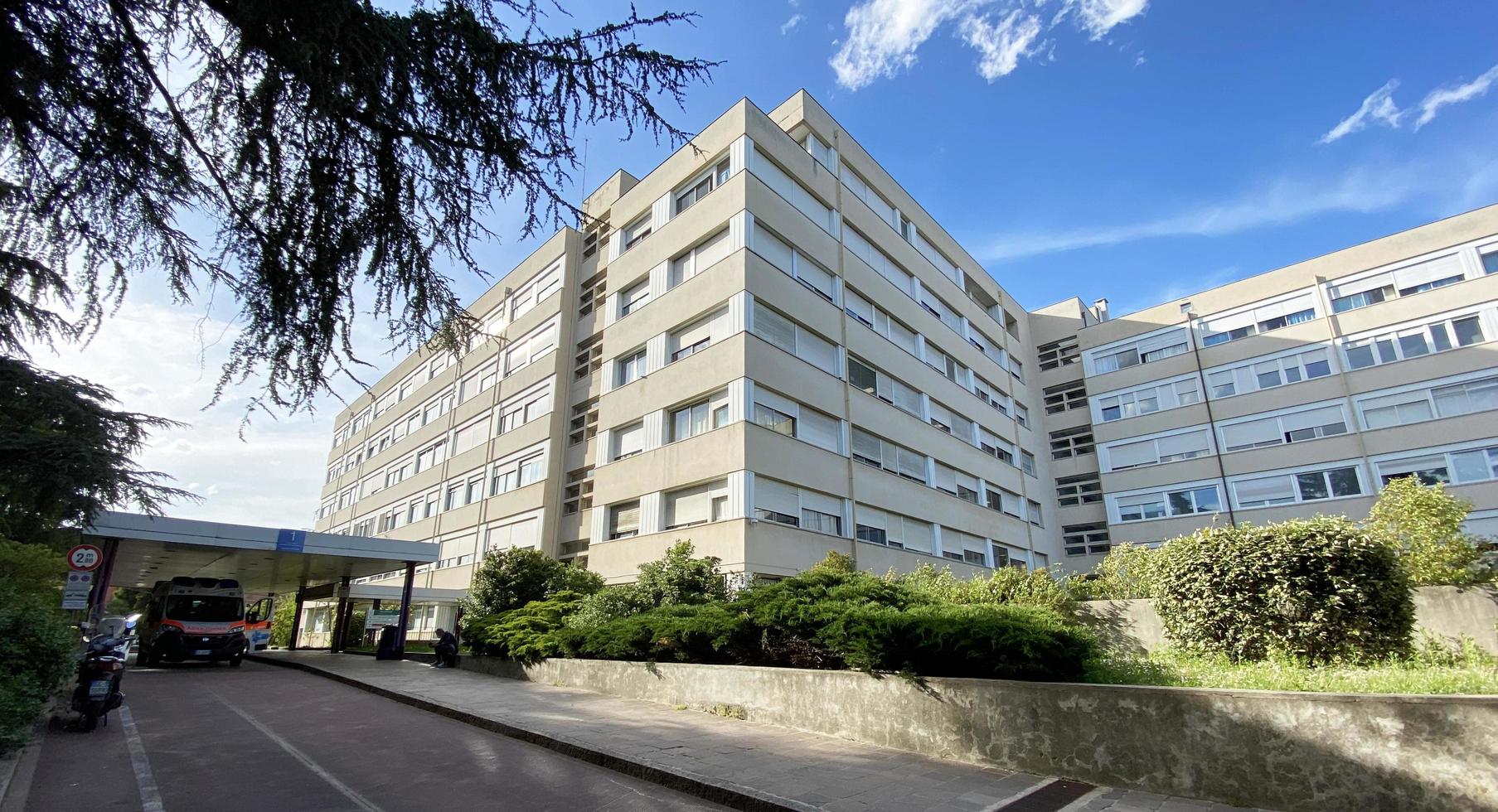 bâtiment de style hôpital de l'hôpital malpighi à bologne. Italie photo