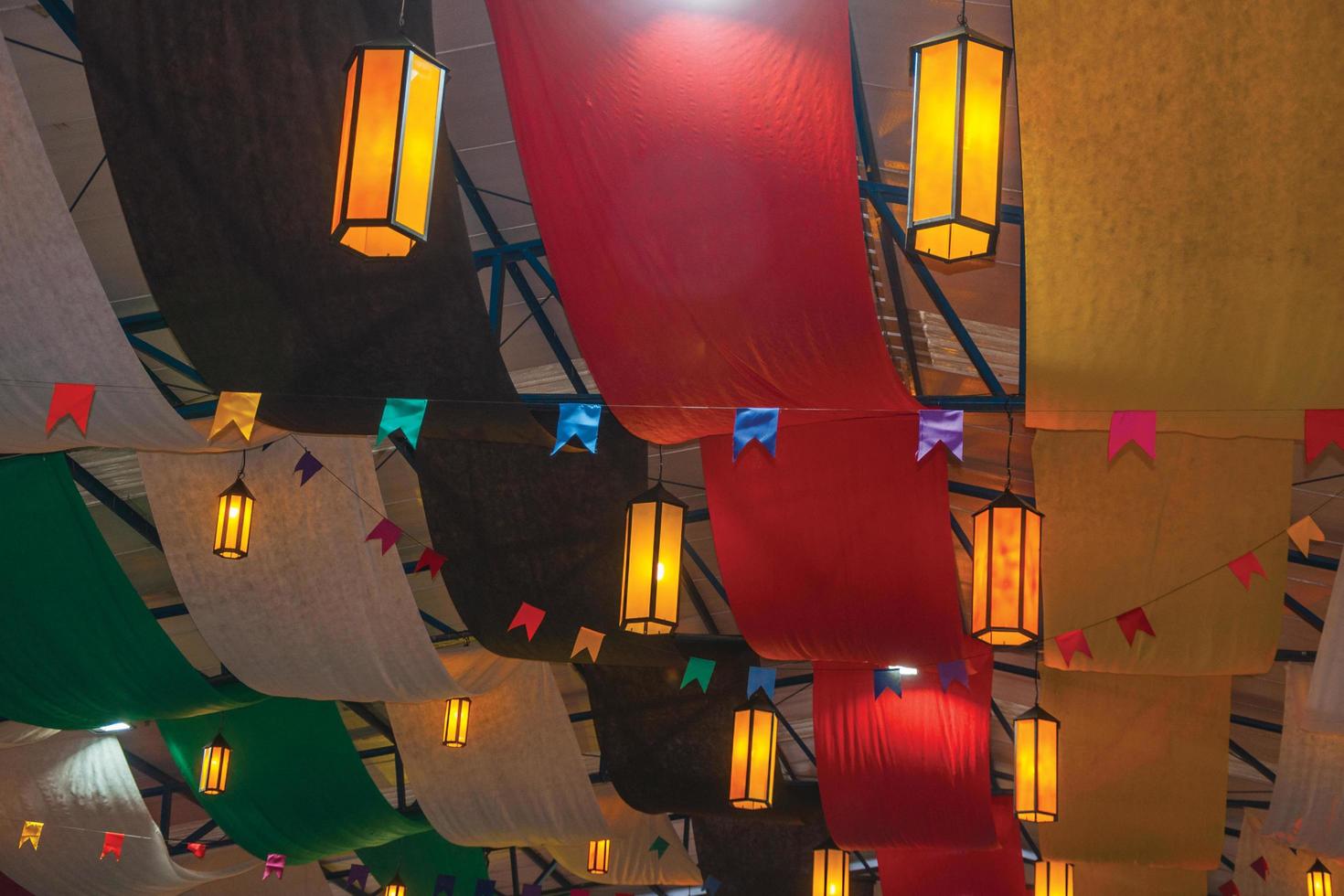 détail de lanternes au plafond décorées de bandes de tissus colorés dans un festival folklorique à canela. une charmante petite ville très appréciée par son écotourisme dans le sud du brésil. photo