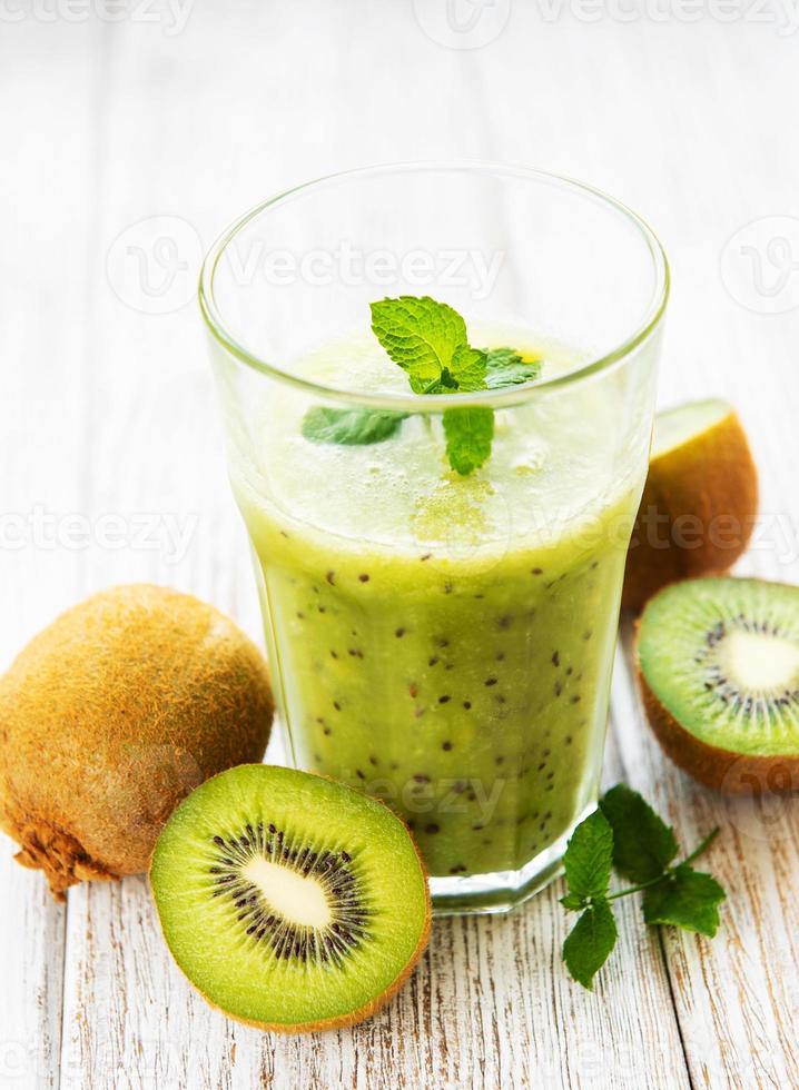verre de smoothie kiwi aux fruits frais photo